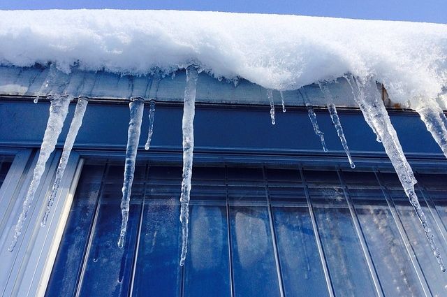 Получить компенсацию при падении снега с крыши в Намцах